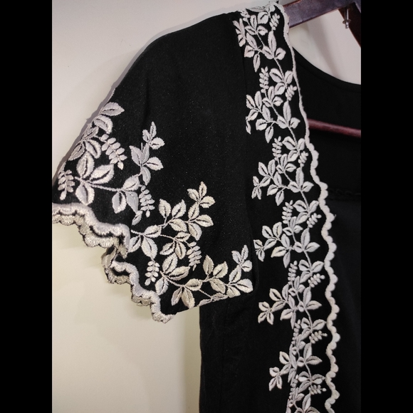 ❌SOLD❌Black & White Embroidered Top 🖤 - Picture 8 of 10